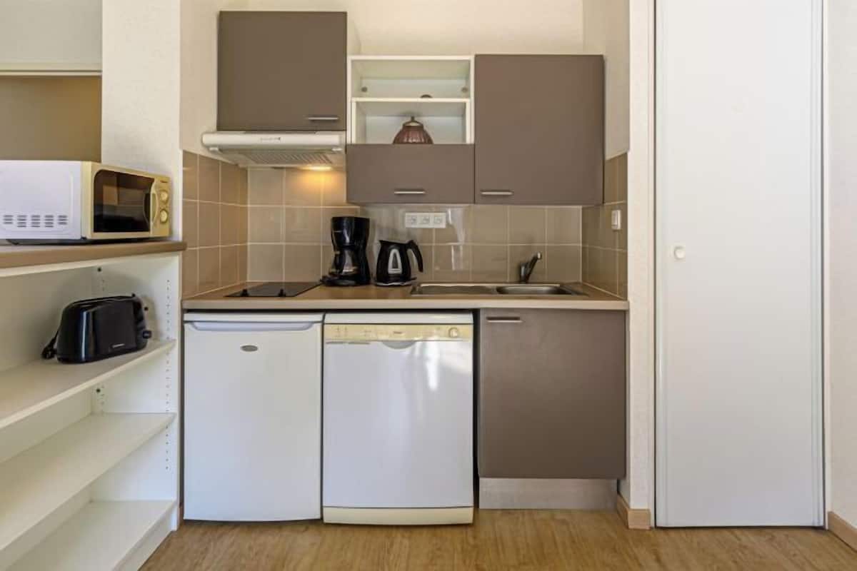 Kühlschrank, Mikrowelle, Herdplatte, Geschirrspüler