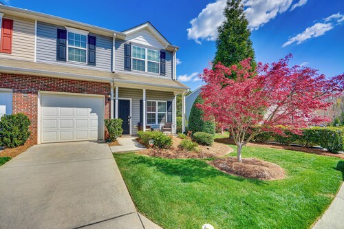 Cozy Greensboro Townhome w/ Community Pool & Grill