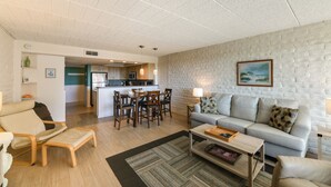 Un salon moderne avec un canapé, une table basse et un coin repas.