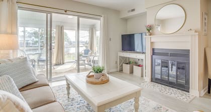 Porch & Water Views: Getaway in Mallard Lakes