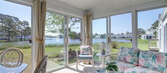 Porch & Water Views: Getaway in Mallard Lakes