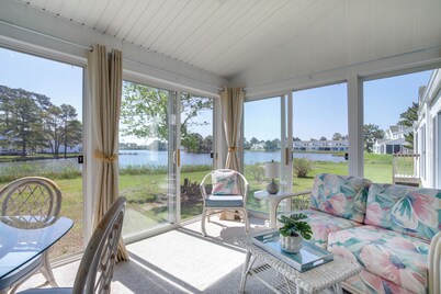Porch & Water Views: Getaway in Mallard Lakes
