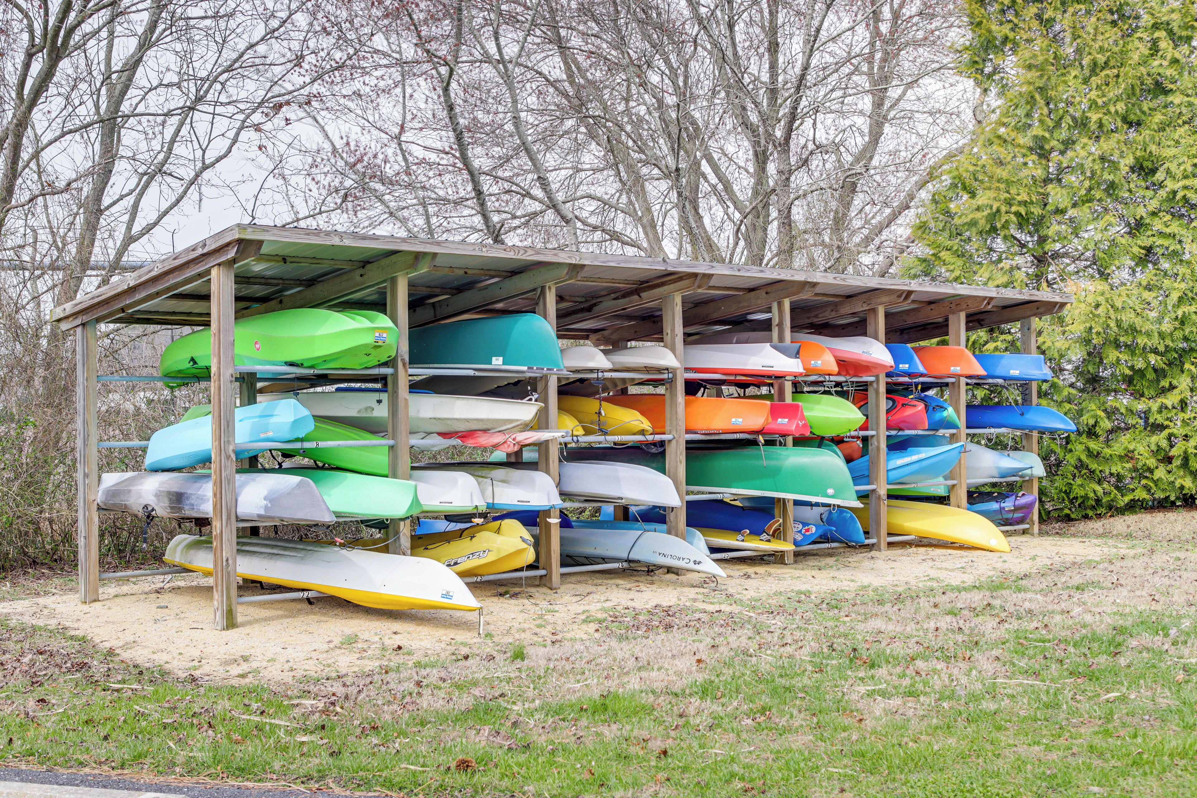 Une structure abritée où sont entreposés plusieurs kayaks.