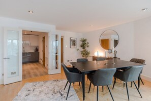 Dining - Out Of This World Large CENTRAL SINGLE LEVEL HOME for Fashionistas (London)