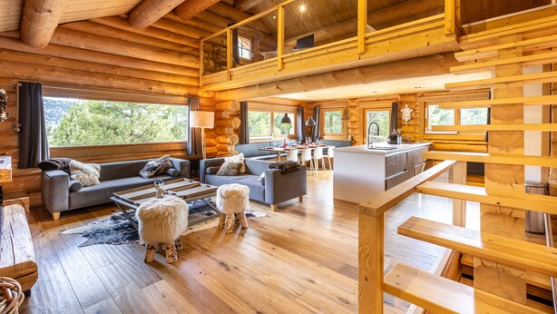 Ein geräumiges Blockhaus mit Schlafzimmer im Erkergeschoss, Essbereich und Küche.