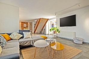 TV, fireplace, stereo