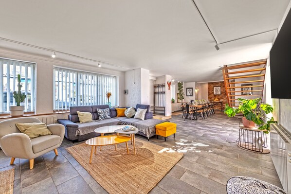 Televisie, een open haard en een stereo