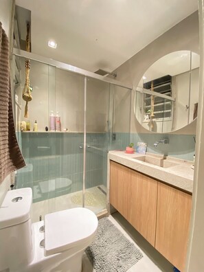 Dusche, Haartrockner, Handtücher, Seife