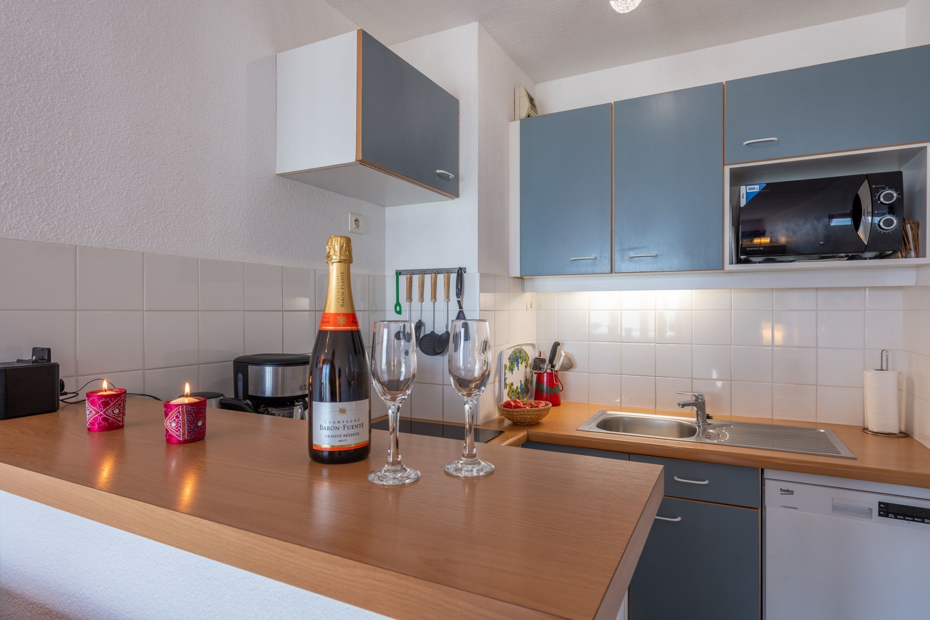 Een koelkast, een microgolfoven, een oven, een vaatwasser