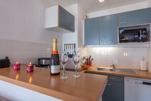 Kjøleskap, mikrobølgeovn, ovn og oppvaskmaskin