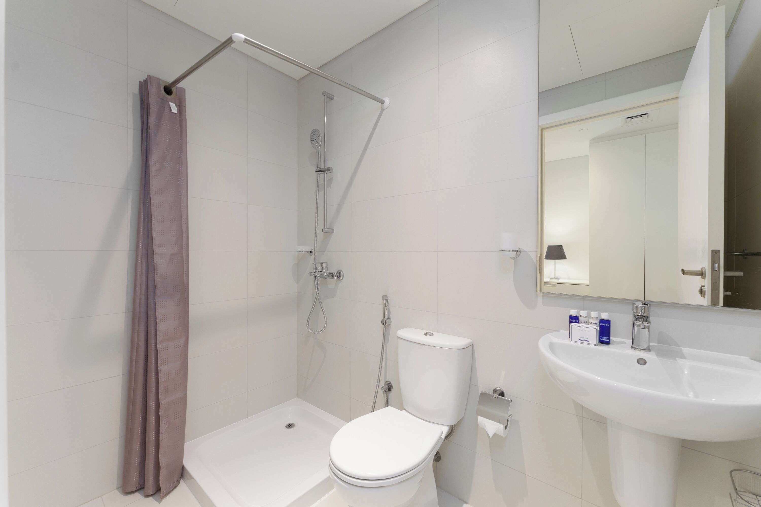 Ein modernes Badezimmer mit Dusche, Toilette und Waschbecken.