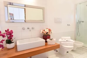 Dusche, Haartrockner, Bidet, Handtücher