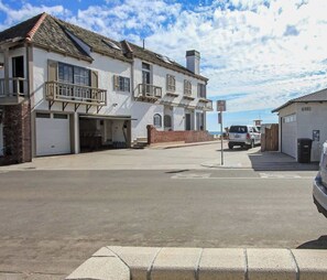 Exterior - Quaint + Across From The Beach With Large (Newport Beach)