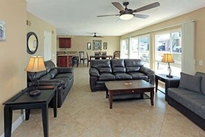 Smart TV - Quaint + Across From The Beach With Large (Newport Beach)