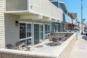 Outdoor dining - Quaint + Across From The Beach With Large (Newport Beach)