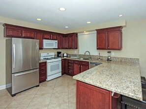 Fridge, microwave, oven, stovetop - Quaint + Across From The Beach With Large (Newport Beach)