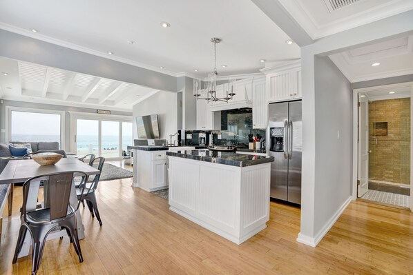 Refrigerador, microondas, horno, placa de cocina