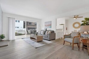 Smart TV, chimenea y oficina 