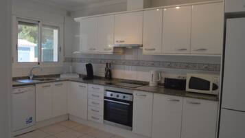 Frigorífico, microondas, horno y placa de cocina