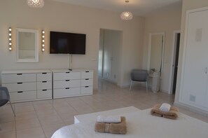 3 bedrooms, in-room safe, iron/ironing board, travel cot