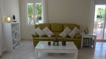 Een smart-tv, een open haard en een dvd-speler