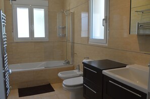 Shower, hair dryer, bidet, towels - Beautiful Villa Sunflower with private pool and garden, nearby the beaches. (Xabia)