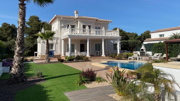 A large white villa with a pool, surrounded by palm trees and a well-maintained lawn. - Beautiful Villa Sunflower with private pool and garden, nearby the beaches. (Xabia)