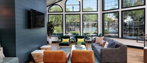 Una Smart TV, una oficina