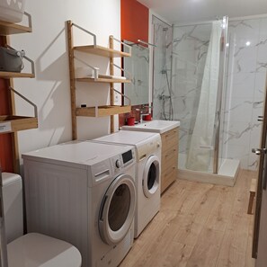 Haartrockner, Handtücher, Seife, Toilettenpapier