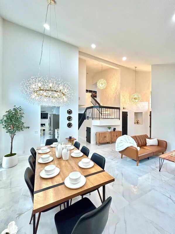 Dining - 10 mins away from golf courses. Arena and 5 mins away from Coachella fest (Indio)