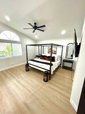 4 室のベッドルーム、アイロン / アイロン台、WiFi (無料)、ベッドシーツ