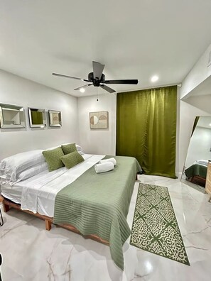 4 bedrooms, iron/ironing board, free WiFi, bed sheets - 10 mins away from golf courses. Arena and 5 mins away from Coachella fest (Indio)