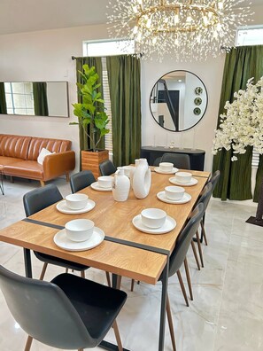 Dining - 10 mins away from golf courses. Arena and 5 mins away from Coachella fest (Indio)