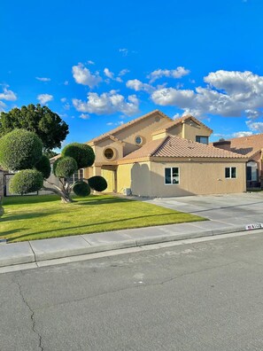 Exterior - 10 mins away from golf courses. Arena and 5 mins away from Coachella fest (Indio)