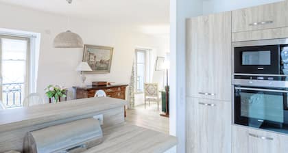 Le Hameau - Les Demoiselles Ă Versailles