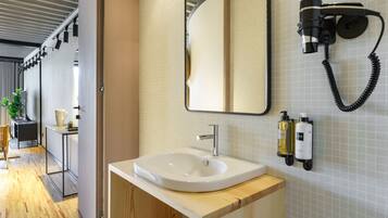 Bruser, hårtørrer, håndklæder