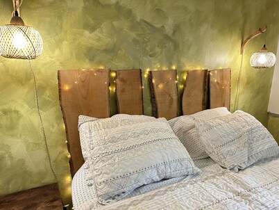 2 bedroom apartment: 10 minute drive to UT, convention center,downtown Knoxville