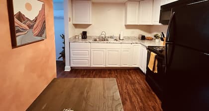 2 bedroom apartment: 10 minute drive to UT, convention center,downtown Knoxville