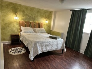 2 bedrooms, desk, iron/ironing board, WiFi