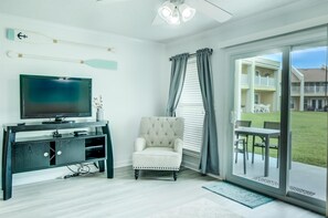 Lägenhet - 1 kingsize-säng (7 B, One Bedroom Condo) | Vardagsrum