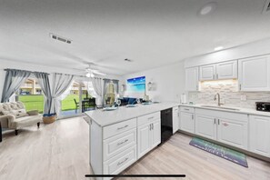 Appart'hôtel, 1 très grand lit (7 B, One Bedroom Condo) | Coin séjour