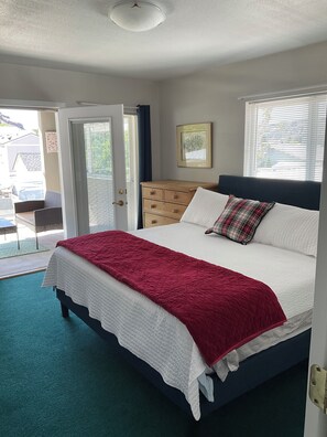 3 bedrooms, desk, iron/ironing board, travel cot