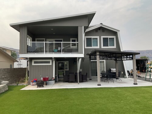 Sunland 😊Funland ! The Grizzly Bear Barn ! A unique place to gather !