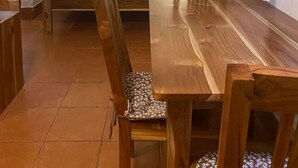 Ett sovrum med en säng, sängbord, en takfläkt och ett stort fönster.