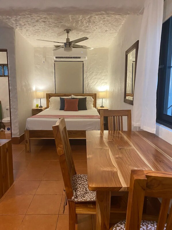 1 chambre, coffre-fort, fer et planche à repasser