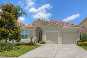 Exterior - Family friendly 4 bedroom 4 bathroom Pool Home, Windsor Hills - Disney 5 miles (Kissimmee)