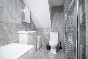 Apartment | Bathroom | Combined shower/bathtub, deep-soaking bathtub, hair dryer, towels - London Apt - Sleeps 4 - Parking - Wifi (London)
