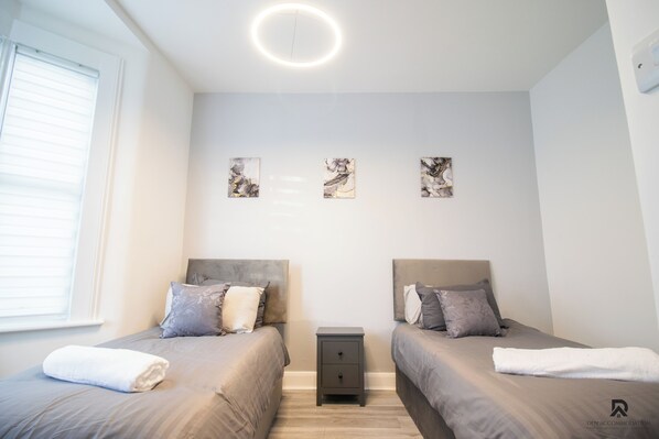 Apartment | 2 bedrooms, iron/ironing board, free WiFi, bed sheets - London Apt - Sleeps 4 - Parking - Wifi (London)