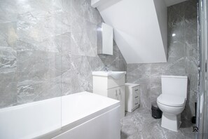 Apartment | Bathroom | Combined shower/bathtub, deep-soaking bathtub, hair dryer, towels