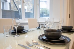 Apartment | Dining - London Apt - Sleeps 4 - Parking - Wifi (London)